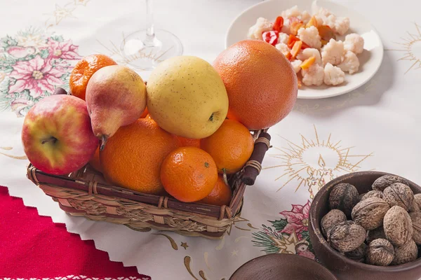 Vers fruit op tafel — Stockfoto