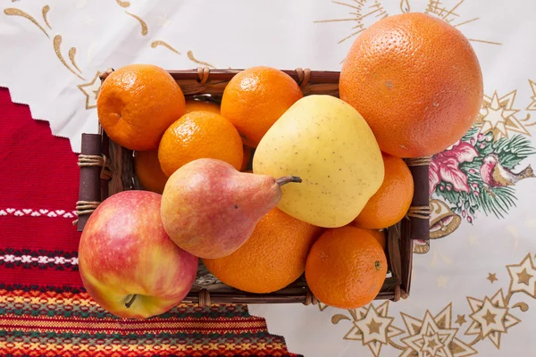 Vers fruit op tafel — Stockfoto