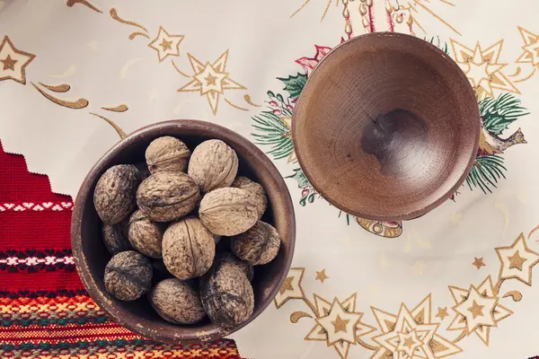 Walnuts In A Wooden Bowl . — Stock Photo, Image