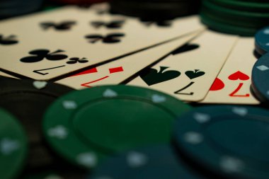 Kartlar ve fişler. Büyük Poker oyunu. Hepsini içeri taşıyın. Arabaların yerleşim planı..