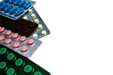 Beyaz arka planda tıbbi malzemelerle izole edilmiş görüntü.