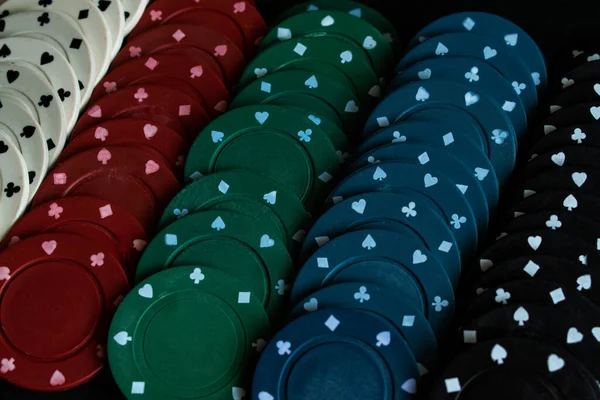 Poker Çipleri Çapraz Olarak Renklere Göre Düzenlenir — Stok fotoğraf