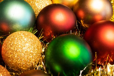 Altın bir arka planda çok renkli, noel süslemeleri 