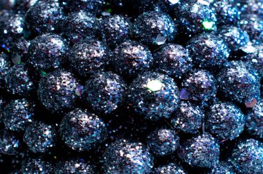 Dekoratif bir baloda parlak koyu pullar. Noel ışıkları, duvar kağıtları