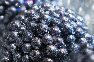 Dekoratif bir baloda parlak koyu pullar. Noel ışıkları, duvar kağıtları