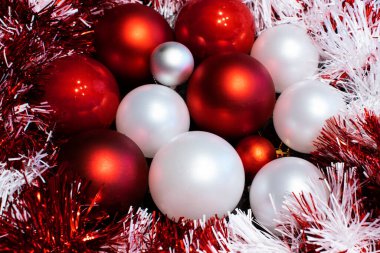 Kırmızı ve beyaz tonda dekoratif Noel süslemeleri.