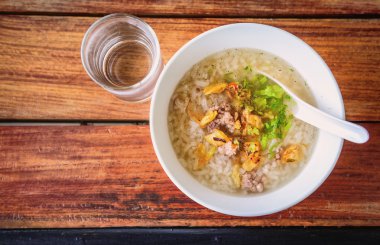 Geleneksel kahvaltı ile yulaf lapası.