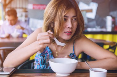 Asyalı kadınlar yemek kahvaltı Art Hotel sırasında Asya'da seyahatler.