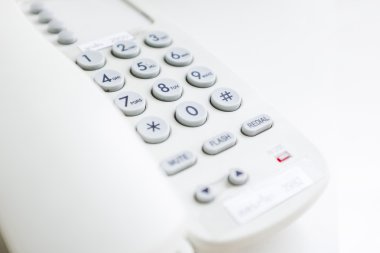 Beyaz bir arka plan üzerinde ofis telefonu kapatın.