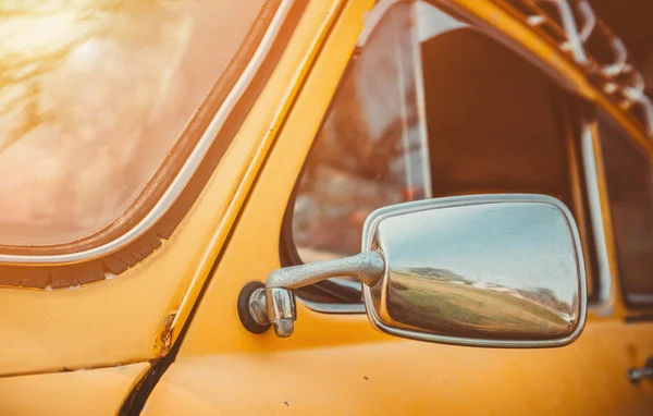 Farol amarelo carro vintage . — Fotografia de Stock