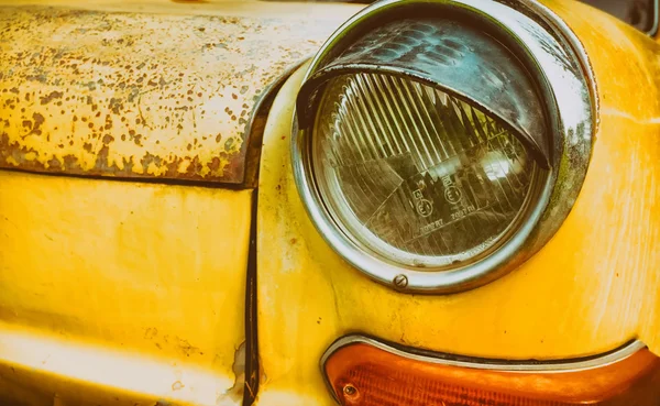 Faro amarillo vintage coche . — Foto de Stock