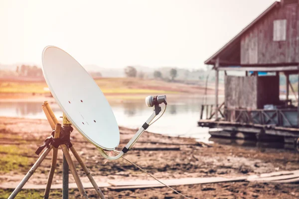 Satellietschotels geïnstalleerd op het platteland. — Stockfoto