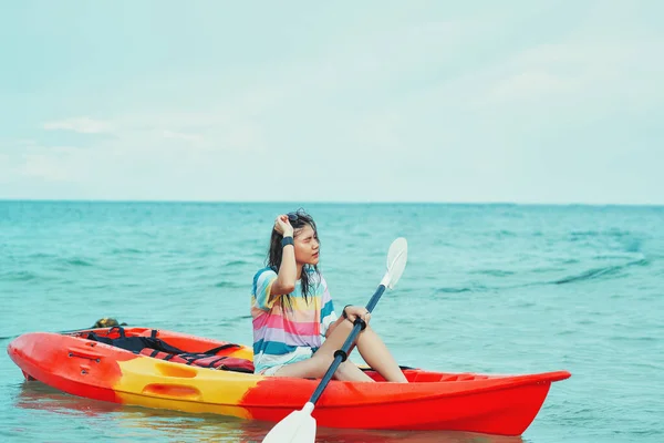 Frauen Paddeln Bei Sonnenschein Kajak Mit Vielen Spritzern Meer — Stockfoto