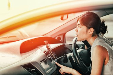 Güzel Asyalı kadın yeni arabasını gün batımında kullanıyor. Yaşam tarzı ve insan konsepti.