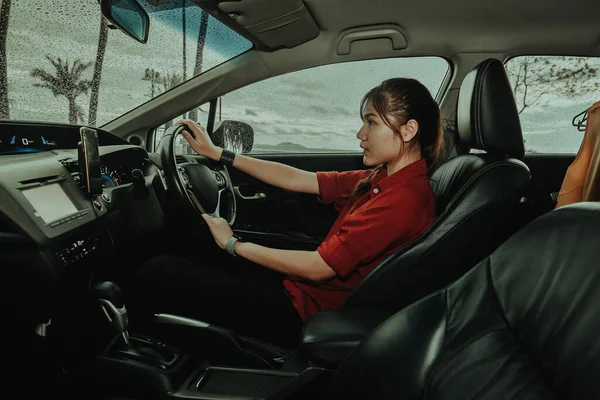 Ázsiai Autót Vezet Vonzó Lány Autóban Esik Szabadban Életmód Emberek — Stock Fotó
