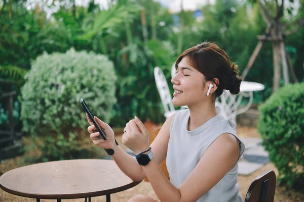 Chica Feliz Disfrutando Música Los Airpods Cantando Canción Favorita Relajarse — Foto de Stock