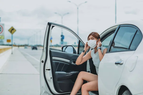 Asiatico Donna Indossare Protettivo Viso Maschera Protezione Sicurezza Prima Uscire — Foto Stock