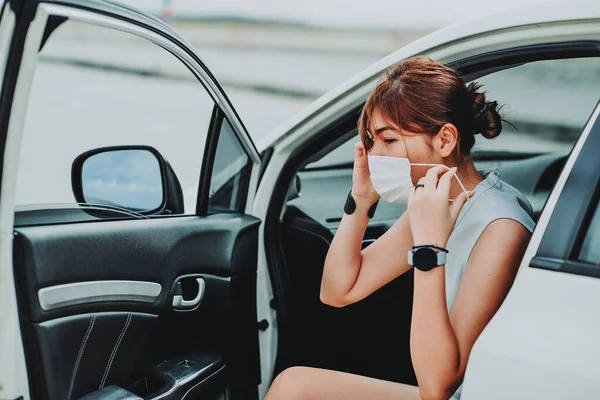 Aziatische Vrouw Draagt Beschermende Gezichtsmasker Bescherming Veiligheid Voordat Uit Auto — Stockfoto