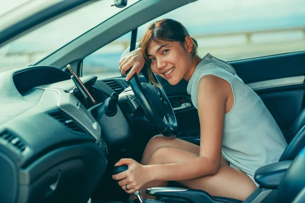 Aantrekkelijke Aziatische Vrouwen Glimlachend Kijkend Naar Passagiers Reis Vakantie Ontspannen — Stockfoto