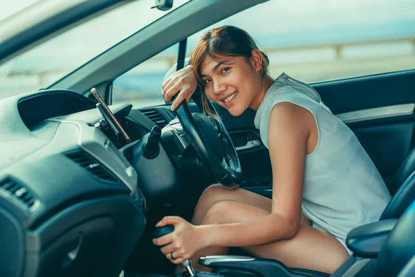 Attraenti Donne Asiatiche Sorridenti Guardando Passeggeri Vacanza Viaggio Rilassante Godendo — Foto Stock