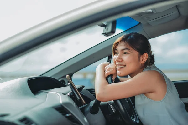 매력적 아시아인 여성들 운전하면서 웃으며 똑바로 바라보고 있습니다 여행의 즐거움의 — 스톡 사진