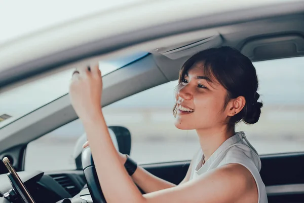 Ontspannen Aziatische Vrouw Glimlachend Kijkend Achteruitkijkspiegel Zittend Auto Levensstijl Mensen — Stockfoto