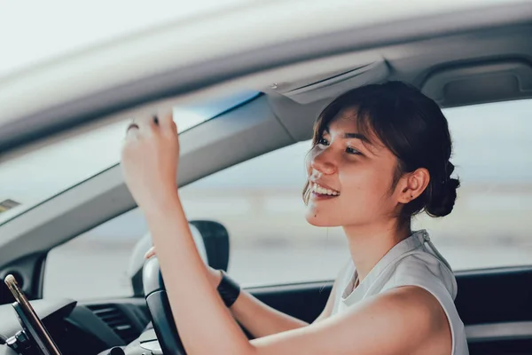 Relaxado Asisn Mulher Sorrindo Olhando Espelho Retrovisor Sentado Carro Estilo — Fotografia de Stock