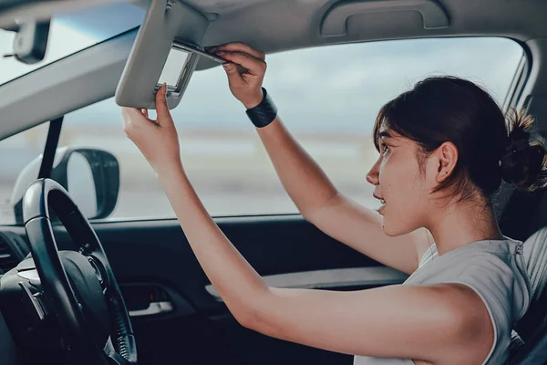 Ontspannen Aziatische Vrouw Die Spiegel Kijkt Zittend Auto Levensstijl Mensen — Stockfoto