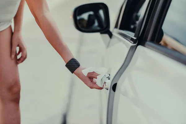 Handreiniging Van Vrouw Deurkruk Van Auto Buitenauto Tegen Het Nieuwe — Stockfoto