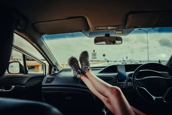 Vrouwen Die Een Auto Zitten Met Voeten Het Dashboard Jonge — Stockfoto