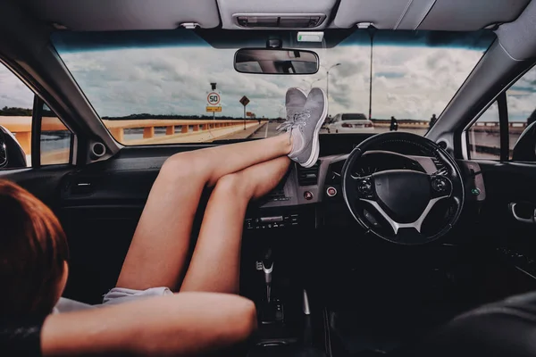 Vrouwen Zittend Een Passagiersstoel Een Auto Met Voeten Het Dashboard — Stockfoto