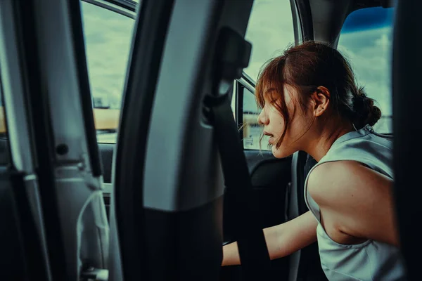 Aziatische Vrouwen Opent Auto Deuren Gaan Stappen Uit Terwijl Kijken — Stockfoto