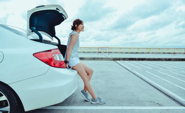 Asiatico Donna Viaggiatore Seduta Hatchback Auto Con Cielo Strada Sfondo — Foto Stock