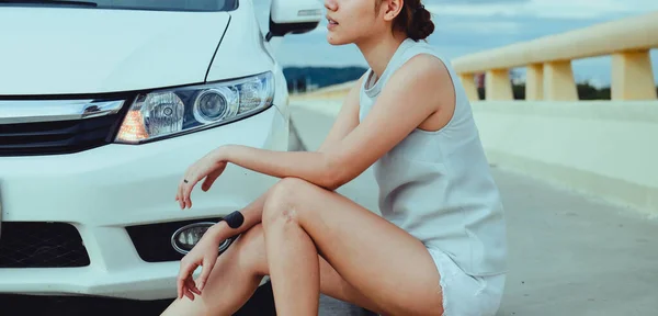 Aziatische Vrouw Zitten Buiten Auto Zomervakantie Reizen Concept Ontspannen Genieten — Stockfoto