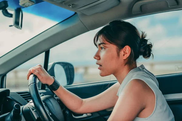 Atraente Asiático Mulheres Olhando Linha Reta Enquanto Dirigindo Carro Viagens — Fotografia de Stock