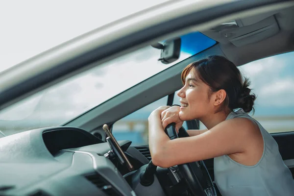 Aantrekkelijke Aziatische Vrouwen Glimlachen Kijken Recht Tijdens Het Besturen Van — Stockfoto