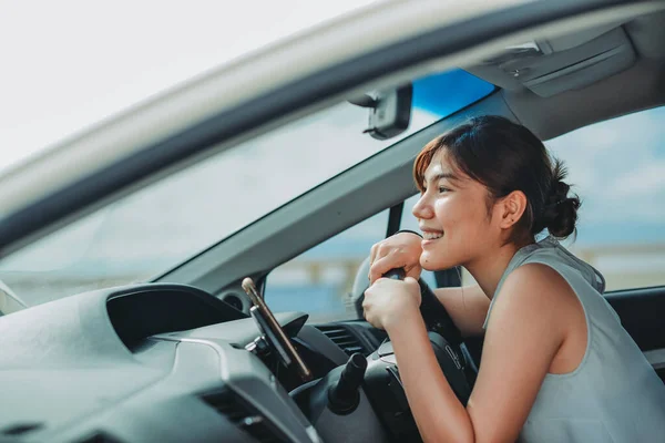 Attraenti Donne Asiatiche Sorridenti Guardando Dritto Durante Guida Una Macchina — Foto Stock