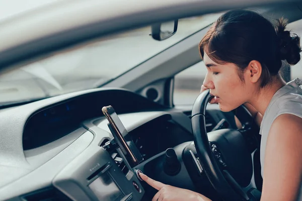 Ontspannen Vrolijke Petite Vrouw Hand Drukken Motor Start Knop Van — Stockfoto