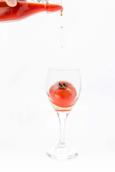 Hälsa och dricka tomatjuice. — Stockfoto