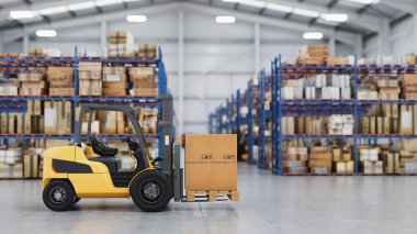 Sarı forklift, sanayi sahneleri, iş operasyonları ve işyeri görselleri için ideal, büyük rafları ve organize depolama ile büyük bir depo içinde bir kargo kutusu kaldırma.