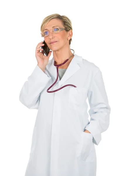 Médecin femme sur le téléphone mobile — Photo