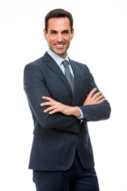Kameraya çapraz silahlarla seyir gülümseyen bir işadamı portresi yarım uzunluk