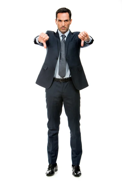 Ganzkörperporträt eines Geschäftsmannes, der wütend guckt und mit beiden Händen unterschreibt — Stockfoto