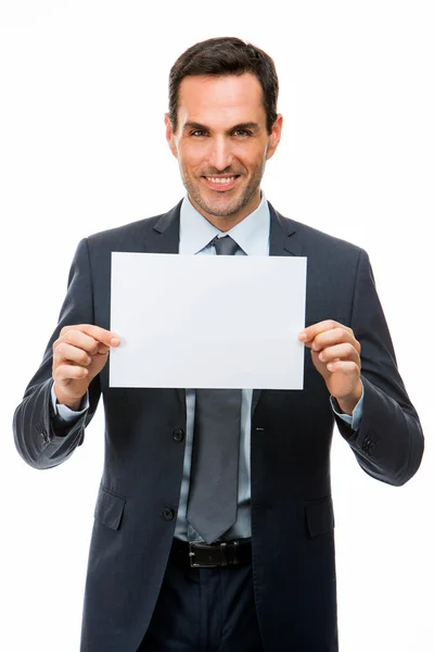 Retrato de meio comprimento de um empresário sorridente segurando um papel em branco — Fotografia de Stock