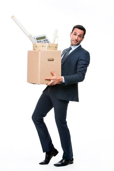 Ganzkörperporträt eines Geschäftsmannes, der einen Karton trägt — Stockfoto