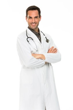 Yarım uzunlukta portraif bir fotoğraf makinesi ile çapraz kollar ve stetoskop gülümseyen bir erkek doktor