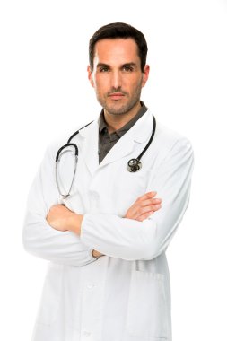 Yarım uzunlukta portraif bir düşünceli erkek doktor çapraz kol ve stetoskop ile
