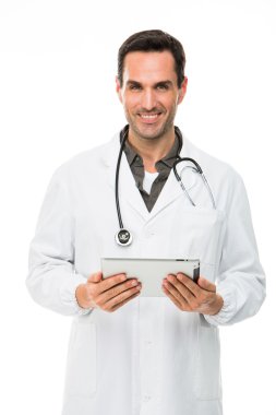 Yarım uzunluk portre os gülümseyen bir erkek doktor stetoskop ve dijital tablet holding ile