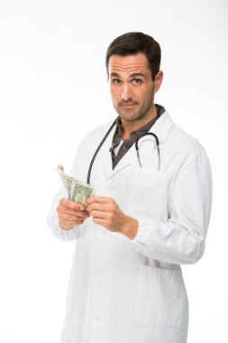 Para sayma süre stetoskop ile erkek bir doktor portresi yarım uzunluk