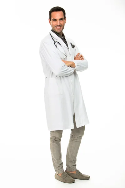 Tam uzunlukta portraif bir fotoğraf makinesi ile çapraz kollar ve stetoskop gülümseyen bir erkek doktor